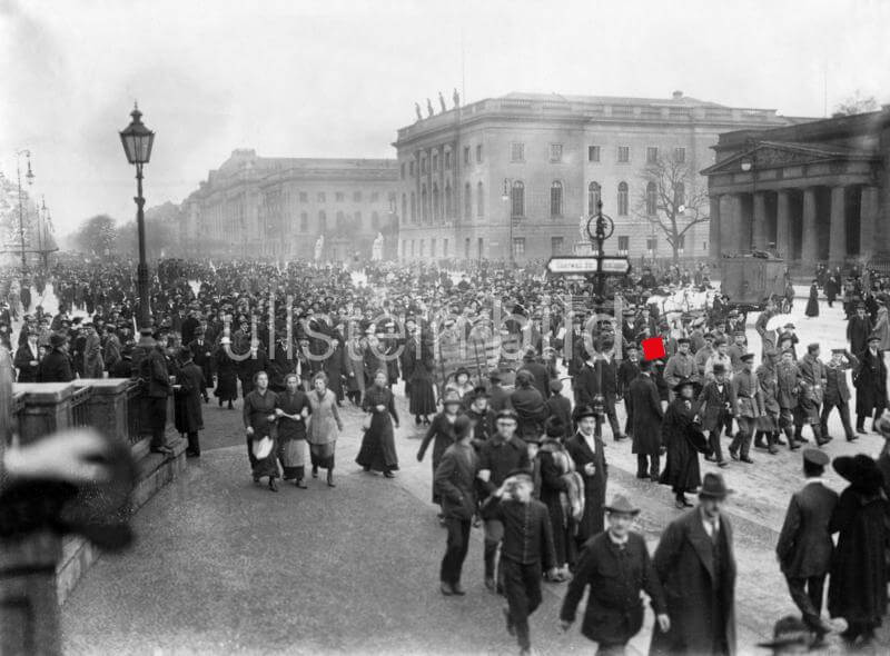 German Revolution in 1918: rally on Unter den Linden Boulevard in Berlin - 09.11.1918 Vintage property of ullstein bild