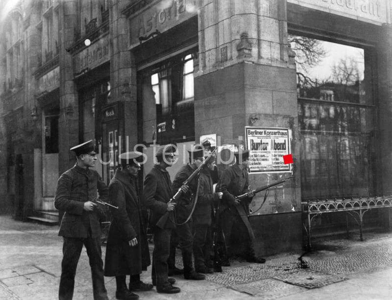 German revolution of 1918: armed insurgent soldiers at the corner of Charlottenstrasse and Unter den Linden (Restaurant Astoria in the background) in Berlin - 10.11.1918 Vintage property of ullstein bild