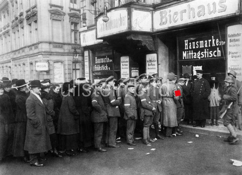 Elections to the German National Assembly: people queuing in front of a polling station in Berlin, among the waiting crowd a number of soldiers