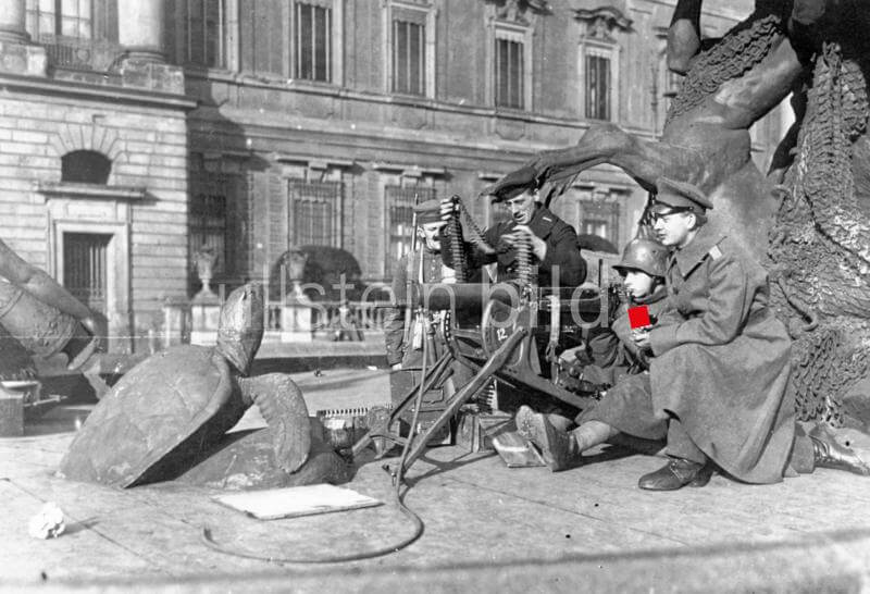 Germany November Revolution. Revolutionary troops with a machine gun in position at the Begas fountain in front of the City Castle in Berlin - November 1918