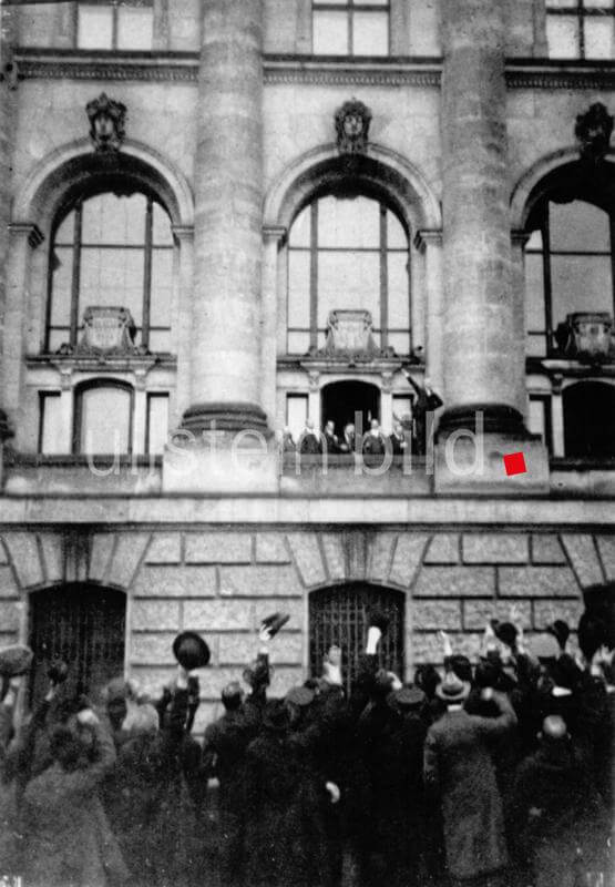 Philipp Scheidemann calling out the Republic from the balcony of the Reichstag building. (Re-enactment of the 1920s) - 11.09.1918