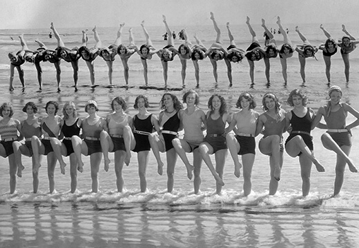 Symbolfoto für Postkarten: Tiller Girls am Strand 1930