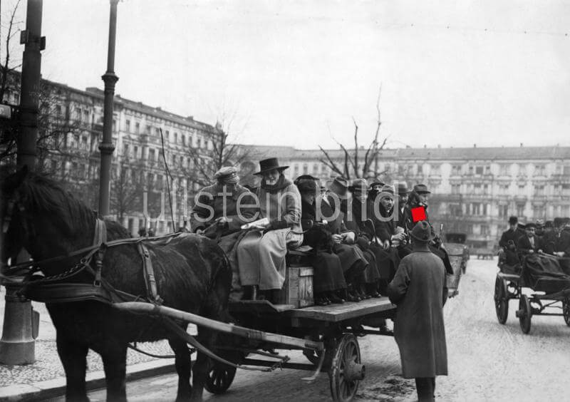 German Empire, general strike in Berlin, striking of the public transportation, passengers sitting on a private horse cart - Photographer: Conrad Huenich- 1919Vintage property of ullstein bild