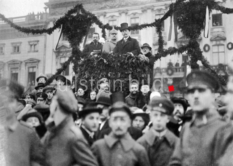 German revolution of 1918: troups returning from war are welcomed by the People's Deputy Friedrich Ebert (above on the left) on Pariser Platz in Berlin. Next to Ebert (from l) General von Lequis, Berlin mayor Adolf Wermuth and Social Democratic MP Richard Fischer - 10.12.1918 Vintage property of ullstein bild