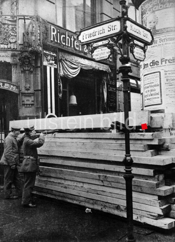 Januarkämpfe 1919 Berlin - Soldaten der Regierungstruppen sichern eine Barrikade Kochstrasse Ecke Friedrichstrasse