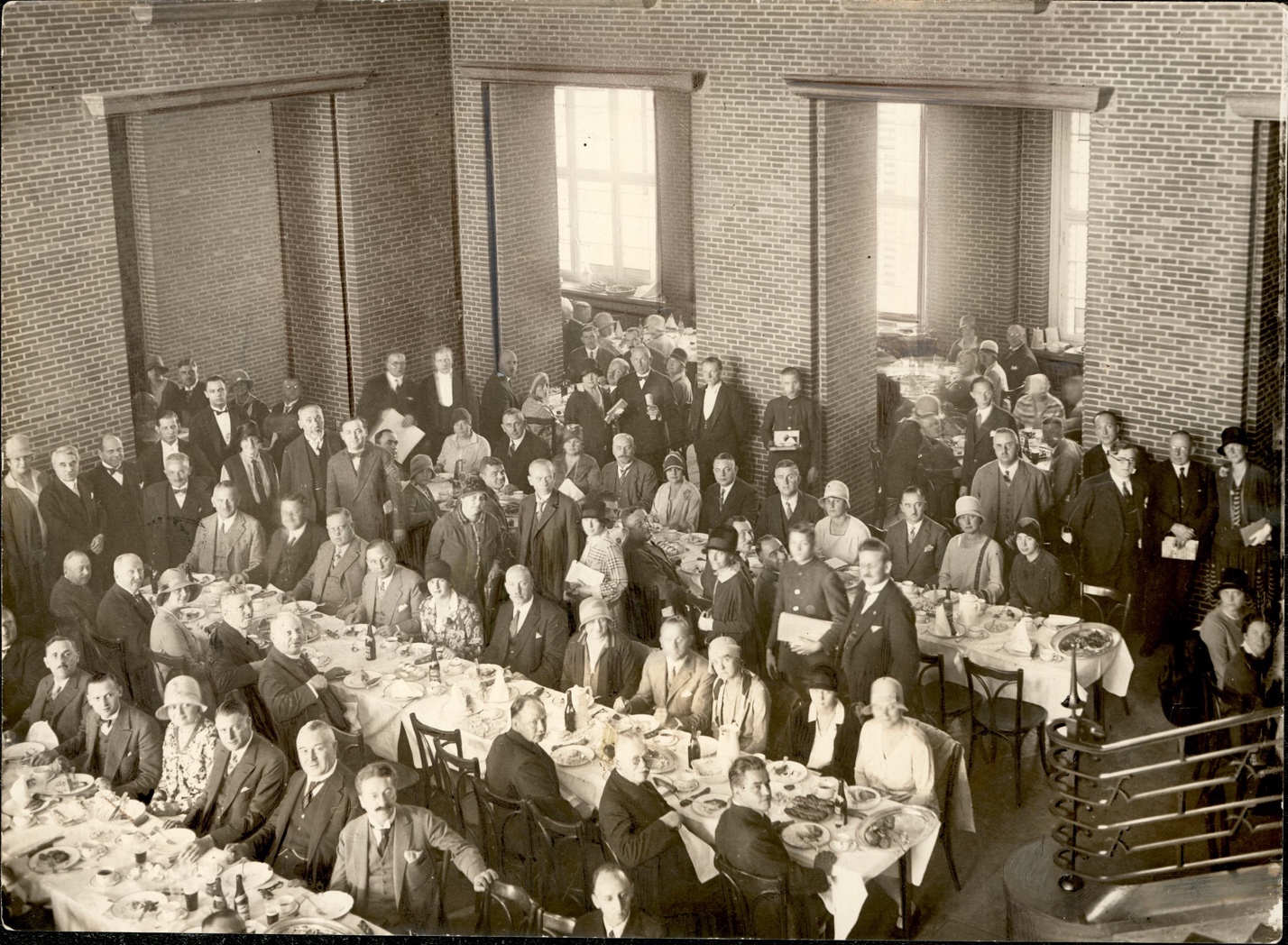 A group of people sitting at tables

Description automatically generated