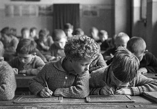 Symbolfoto für Kalender: Kinder schreiben in der Schule